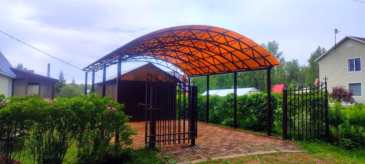 Односкатный навес над крыльцом из поликарбоната