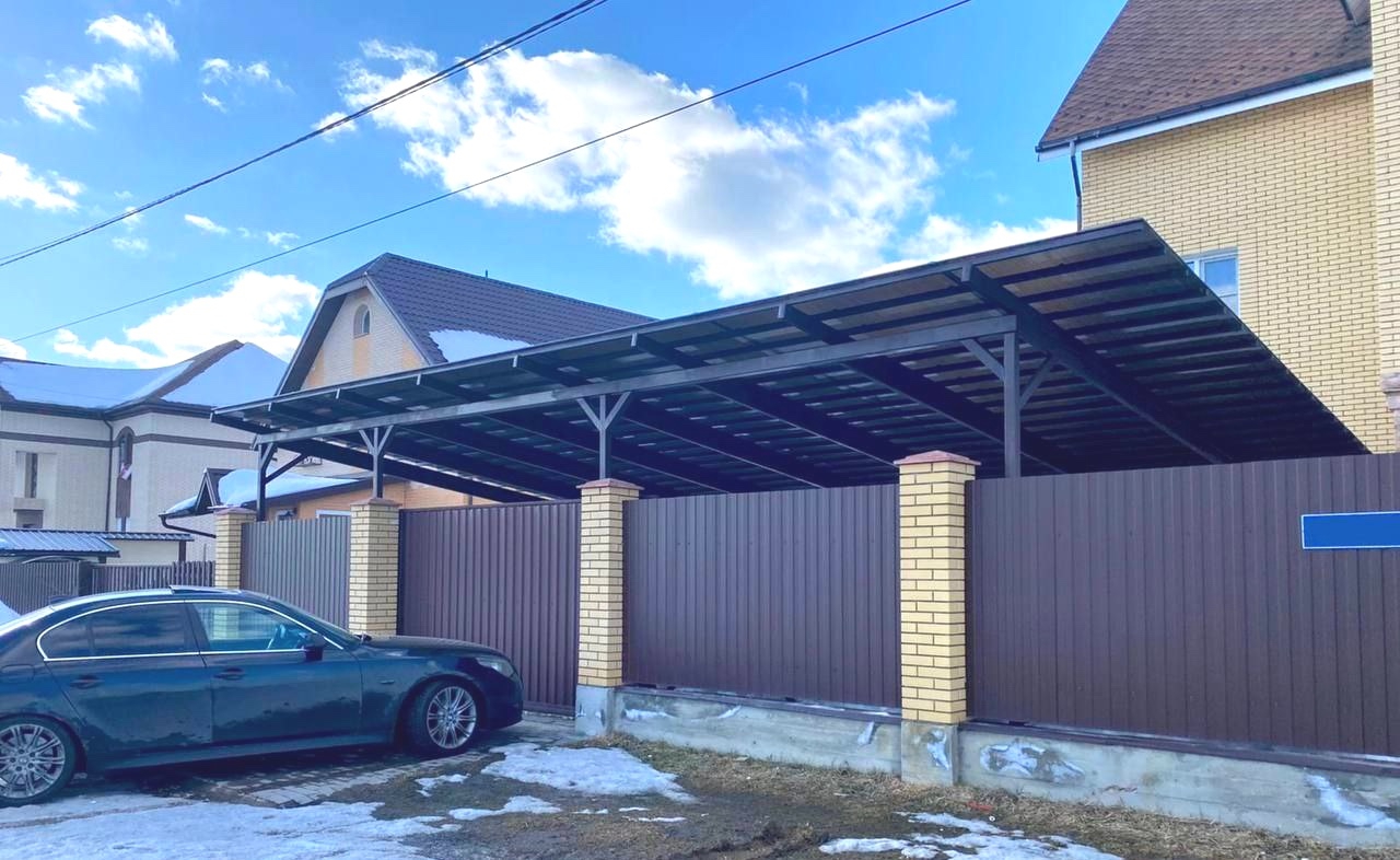 Односкатный навес над крыльцом из поликарбоната